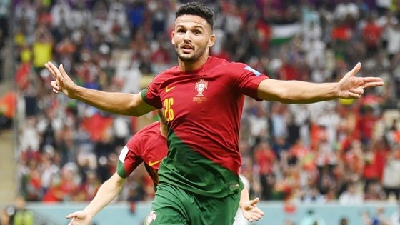 Ronaldo giờ đã biết mỉm cười ngồi dự bị? ảnh 1