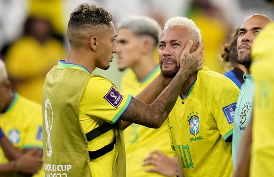 Neymar khóc nức nở sau thất bại cay đắng trước Croatia.