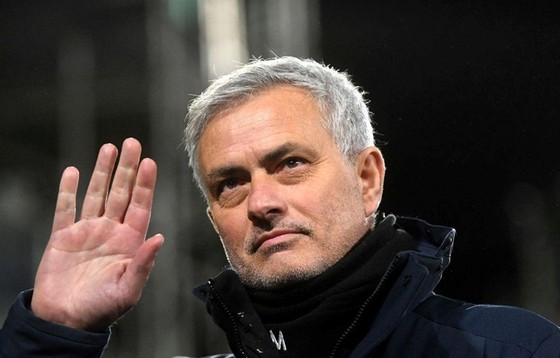 Fernando Santos chia tay Bồ Đào Nha, Mourinho có tên trong danh sách kế nhiệm ảnh 1