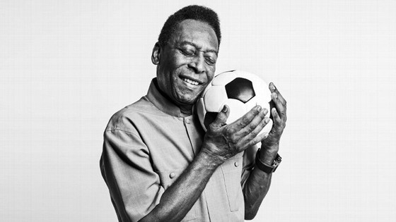 Pele làm trên sân bóng không đơn thuần là chơi bóng và ghi bàn, mà đó là viết ra định nghĩa về bóng đá đẹp. 