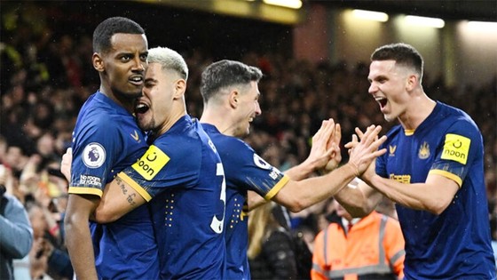 Cú đúp bàn thắng của Alexander Isak giúp Newcastle giành chiến thắng 2-1 trên sân Nottingham Forest.