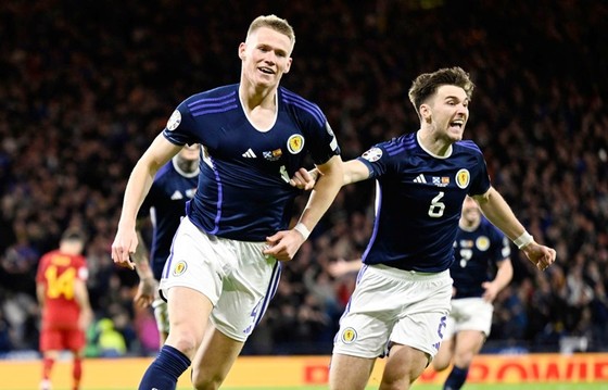Scott McTominay ghi cú đúp giúp Scotland giành chiến thắng 2-0 đầy bất ngờ trước Tây Ban Nha.