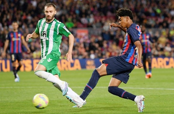 Đè bẹp Betis 4-0, Barca chạm tay vào danh hiệu