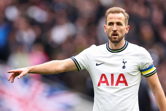 Harry Kane gợi ý rằng anh sẵn sàng ở lại Tottenham thêm một mùa giải nữa.