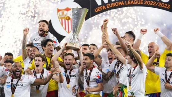 Sevilla vươn đến vinh quang UEFA Cup/ Europa League thứ 7 trong lịch sử.
