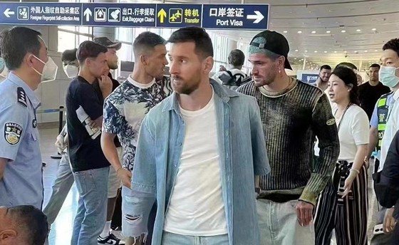 Lionel Messi đã đến Bắc Kinh (Trung Quốc) bằng máy bay riêng vào thứ Bảy.