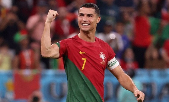 Cristiano Ronaldo sắp trở thành cầu thủ bóng đá nam đầu tiên chơi 200 trận đấu quốc tế.