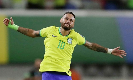 Neymar ghi cú đúp bàn thắng để thiết lập kỷ lục ghi bàn mới cho tuyển Brazil.