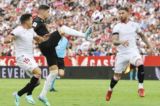 Sergio Ramos ayudó al Sevilla a ganar un difícil empate 1-1 contra el ex club Real Madrid.