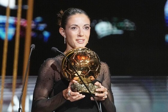 Tiền vệ Aitana Bonmati đã giành được giải thưởng Quả bóng vàng nữ. ảnh 2