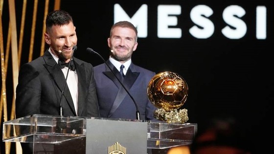 Lionel Messi nhận Quả bóng vàng 2023 từ David Beckham - một trong những chủ sở hữu của Inter Miami. ảnh 1