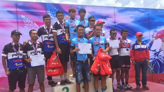 Đội đua Bike Life Đồng Nai (bìa trái) giành khá nhiều giải tại tour đấu Campuchia.	            Ảnh: T.L