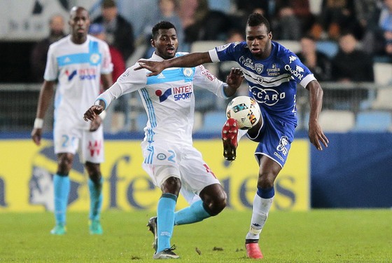 Bastia (phải) đang được kỳ vọng sẽ thoát khỏi nhóm xuống hạng thần kỳ trước Marseille.