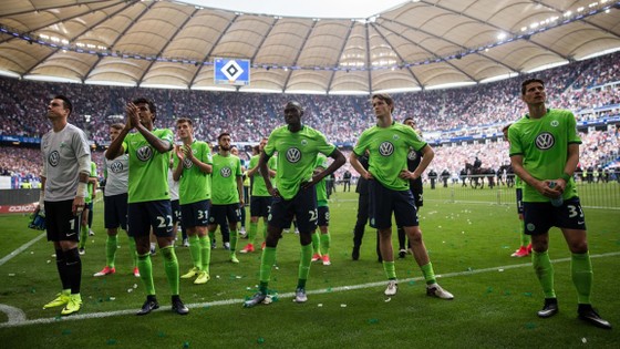  Nỗi thất vọng của các cầu thủ Wolfsburg sau thất bại trước Hamburg.