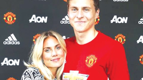 Victor Lindelof bên cạnh bạn gái trong ngày ra mắt Man.United.