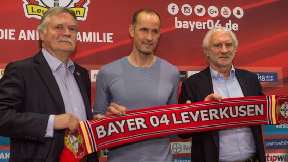 HLV Heiko Herrlich (giữa) sẽ có rất nhiều việc phải làm cho mùa bóng mới cùng Leverkusen.
