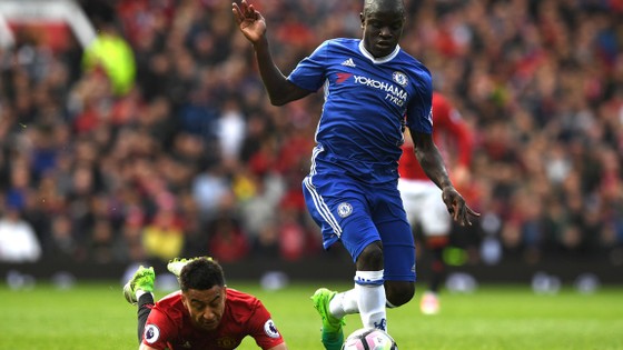 Thành công của N'Golo Kante (phải) tại Chelsea đang được nhiều đội Premier League chú trọng.