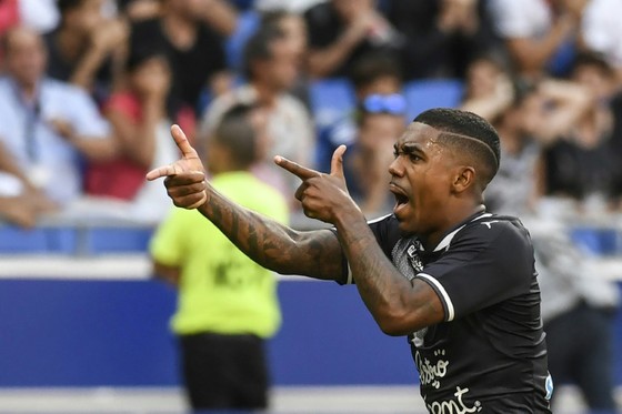 Malcom vui mừng sau pha gỡ hòa 3-3 cho Bordeaux.