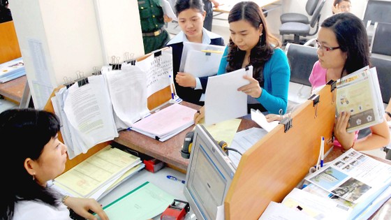 Các doanh nghiệp làm hồ sơ thuế tại Cục Thuế TPHCM                                                                                                                                                 Ảnh: CAO THĂNG
