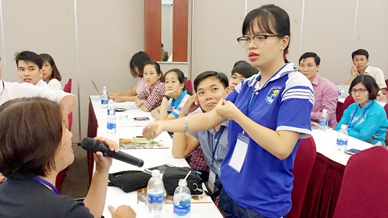 Em Lê Minh Tú, sinh viên năm nhất chuyên ngành Tâm lý học, Trường ĐH Văn Hiến, chia sẻ những khó khăn trong quá trình học tập