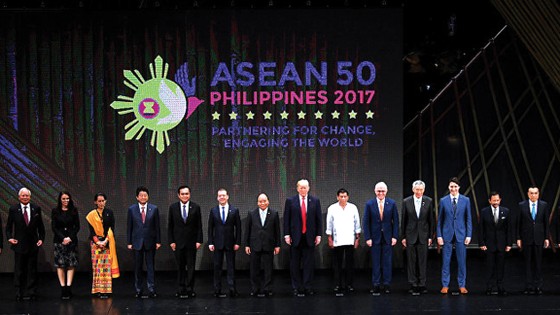Lãnh đạo các thành viên ASEAN và các đối tác chụp ảnh kỷ niệm 50 năm thành lập ASEAN tại Manila