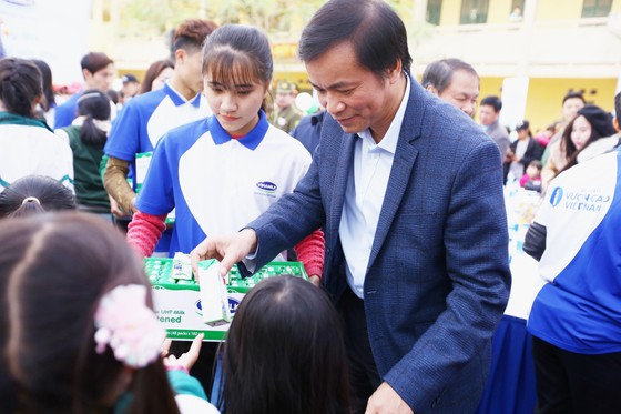 Ông Nguyễn Hạnh Phúc - Ủy viên Ban chấp hành Trung ương Đảng, Chủ nhiệm văn phòng Quốc hội trao tặng sữa cho các em nhỏ tỉnh Hưng Yên