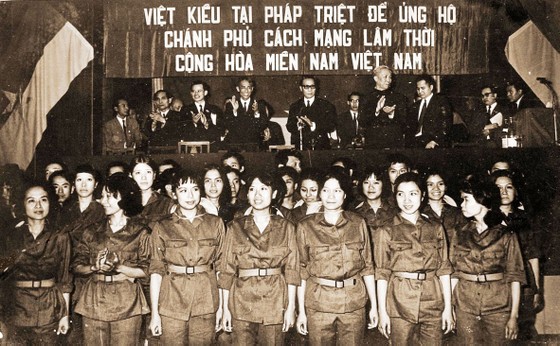 Kiều bào Pháp đón Đoàn đại biểu Chính phủ Cách mạng Lâm thời  Cộng hòa miền Nam Việt Nam sang Pháp (bà Lương Bạch Vân đứng thứ hai,             hàng đầu, từ phải qua)             Ảnh: Ts Lương Bạch Vân cung cấp