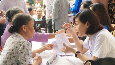 Khám bệnh miễn phí cho người dân ở Đồng Lộc