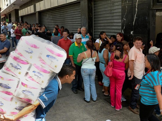 Ngoài khủng hoảng năng lượng, Venezuela đang bị thiếu hụt lương thực và giá cả tăng vọt. Ảnh: GETTY