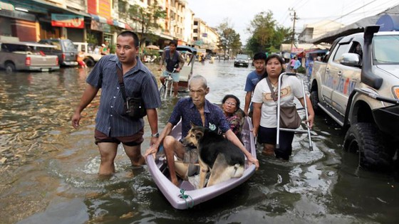 Đường phố Bangkok chìm trong nước lũ 