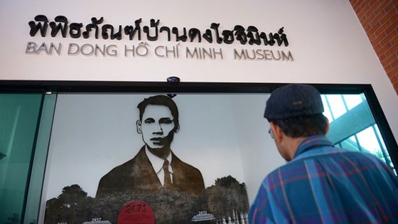 Bức hình lớn về Chủ tịch Hồ Chí Minh được trưng bày ngay lối vào của Bảo tàng. Ảnh: VOV