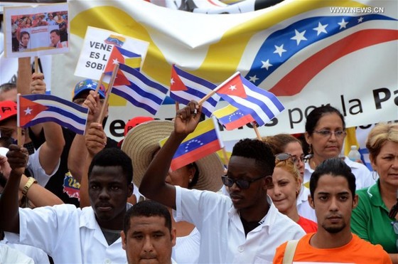 Ngày 25-8, hàng trăm người đã tham gia cuộc tuần hành tại thủ đô Havana nhằm phản đối việc can thiệp vào Venezuela. Nguồn: XINHUA 