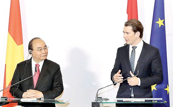 Thủ tướng  Nguyễn Xuân Phúc với Thủ tướng Áo Sebastian Kurz  gặp gỡ báo chí  sau hội đàm.  Ảnh: TTXVN