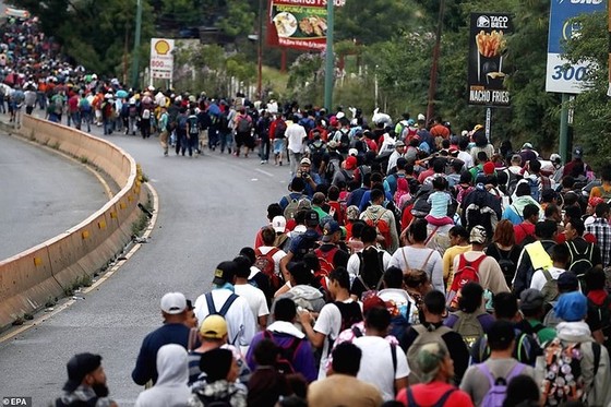 Hàng ngàn người Honduras tìm cách sang Mỹ bất chấp cảnh báo của Tổng thống Mỹ Donald Trump. Ảnh: EPA
