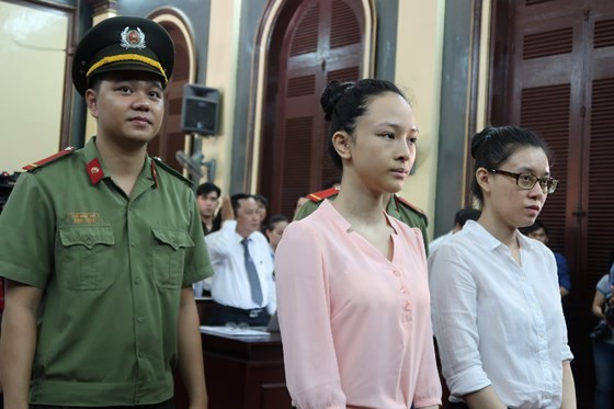 Trương Hồ Phương Nga (áo hồng) và Nguyễn Đức Thùy Dung (áo trắng) trong một phiên tòa 