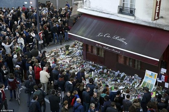 Hàng trăm người tụ tập tại một trong những nhà hàng bị tấn công khủng bố để tưởng nhớ các nạn nhân. Ảnh: REUTERS 