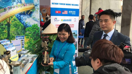HDV Saigontourist giới thiệu sản phẩm du lịch Việt Nam cho phóng viên quốc tế tại Trung tâm Báo chí quốc tế (Hà Nội)