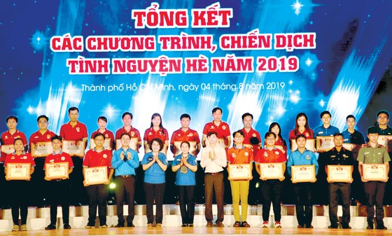 Phó Bí thư Thành ủy TPHCM Võ Thị Dung trao bằng khen cho các tập thể và cá nhân tại buổi lễ