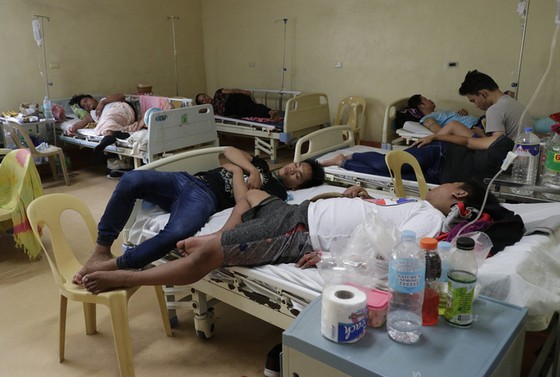 Bệnh nhân điều trị sốt xuất huyết tại Philippines. Ảnh: AP