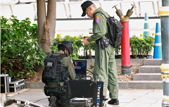 Cơ quan an ninh Thái Lan kiểm tra bom. Ảnh: REUTERS 