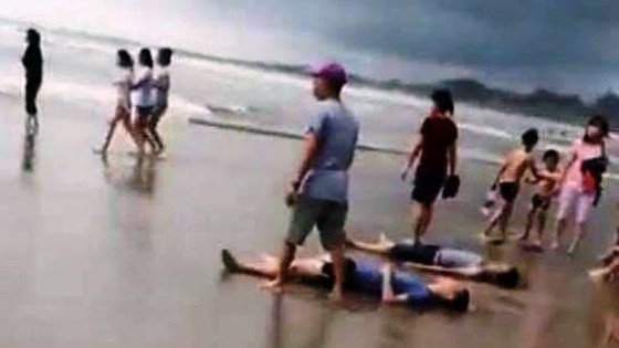 Nhóm du khách đến tắm ở một bãi biển tỉnh Bình Thuận, bị sóng biển cuốn trôi làm 4 người chết