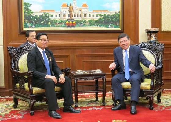 Chủ tịch UBND TPHCM Nguyễn Thành Phong (phải) tiếp ông Im Hen, Tổng Lãnh sự  Vương quốc Campuchia tại TPHCM
