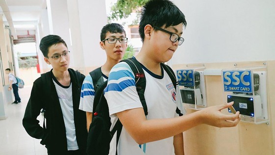 Học sinh Trường THCS Trần Văn Ơn (quận 1) sử dụng thẻ HĐTM  điểm danh đầu giờ học