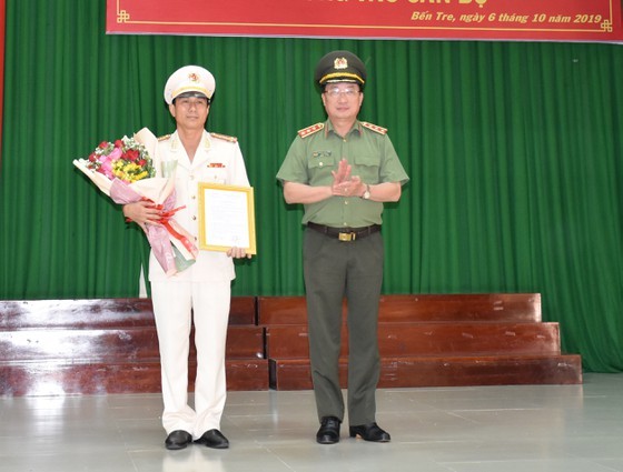 Thứ trưởng Bộ Công an trao quyết định điều động, bổ nhiệm Đại tá Võ Hùng Minh, Phó Giám đốc Công an tỉnh Bình Phước, giữ chức vụ Giám đốc Công an tỉnh Bến Tre