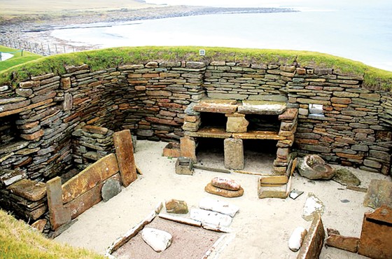 Khu định cư thời kỳ đồ đá mới ở Skara Brae, quần đảo Orkney,  chỉ còn cách Bắc Đại Tây Dương vài mét. Ảnh: REUTERS