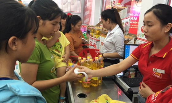 Nhiều thanh niên công nhân đến mua các loại thực phẩm tươi sống  tại cửa hàng hỗ trợ giá