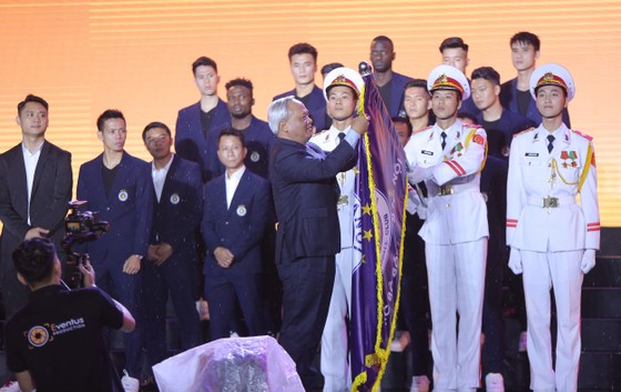 Phó Chủ tịch Quốc hội Uông Chu Lưu gắn Huân chương Lao động hạng Ba lên cờ truyền thống của CLB bóng đá Hà Nội