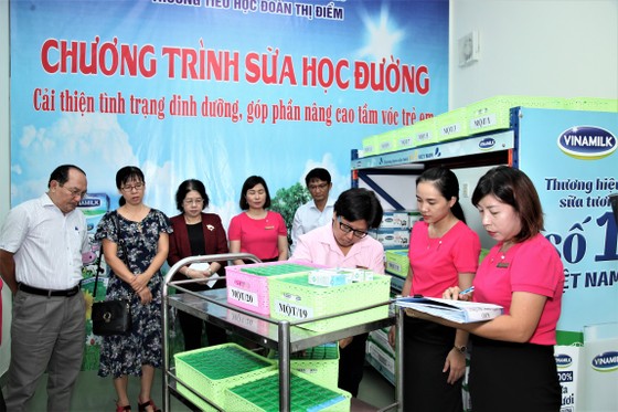 Thành viên Ban chỉ đạo chương trình sữa học đường cùng tham dự việc triển khai thực hiện trong ngày đầu tiên tại điểm trường Đoàn Thị Điểm, Quận Tân Phú, TPHCM