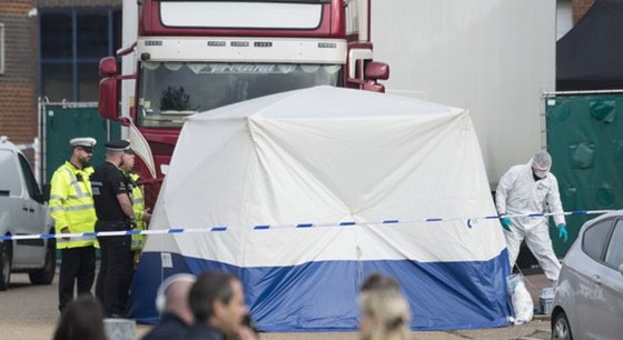 Hiện trường phát hiện 39 thi thể trong thùng xe tải đông lạnh ở khu công nghiệp Waterglade thuộc hạt Essex của Anh. Ảnh: TTXVN
