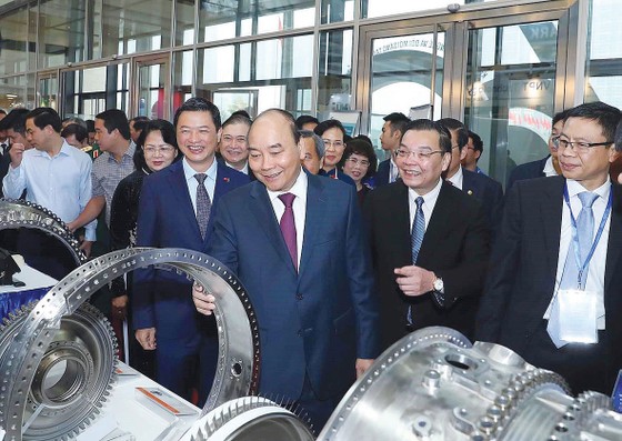 Thủ tướng Nguyễn Xuân Phúc cùng các đại biểu thăm các gian hàng trưng bày tại lễ kỷ niệm 60 năm thành lập Bộ Khoa học và Công nghệ. Ảnh: TTXVN